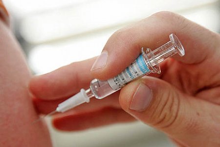 Отказ от вакцины приведет к большему числу смертей - профессор